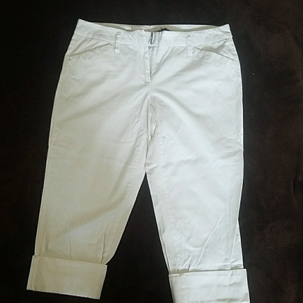 NEW YORK and Co White Capris